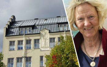Ett putsat ljust hus med trappgavel och en relief-utsmyckning i närbild. Framför syns ett träd som går från grönt till rött. Inflikad till höger en porträttbild på Annika Backlund i ljushår som blåser i vinden, vinröd jacka/kavaj, ett halssmycke. Hon ser glad ut. Konkursförhandlingen för ett AB-hembolag ställdes in på onsdagsmorgonen.