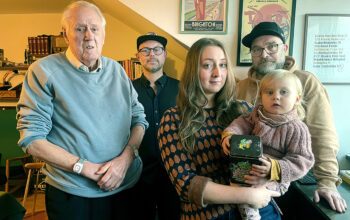 Ralph Håkansson, Mattias Gustafsson, Agnes Brogeby med dottern Hedvig och Mathias Andrén bor alla i huset på Jenny Lindsgatan i Göteborg. Här vill hyresvärden HSB höja hyran med 29 procent.
