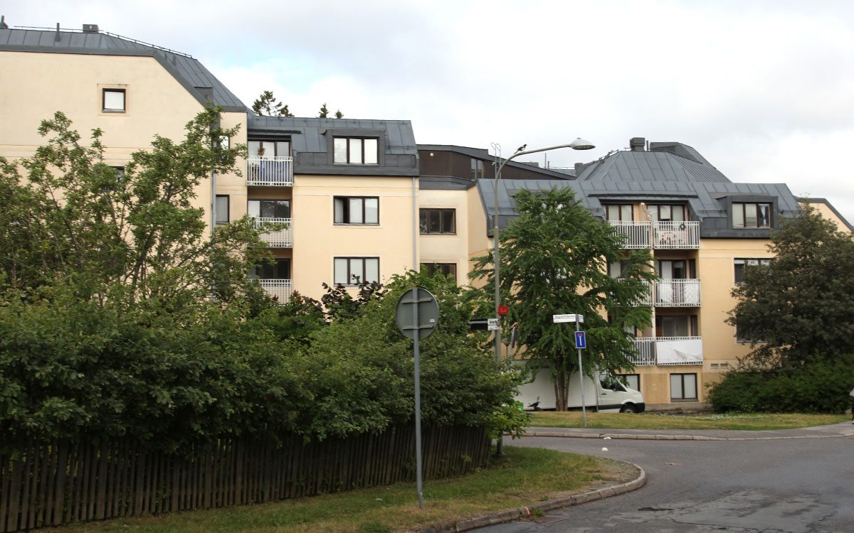 Husen på Cervins väg i Bromsten i västra Stockholm har haft problem med brister i flera år.