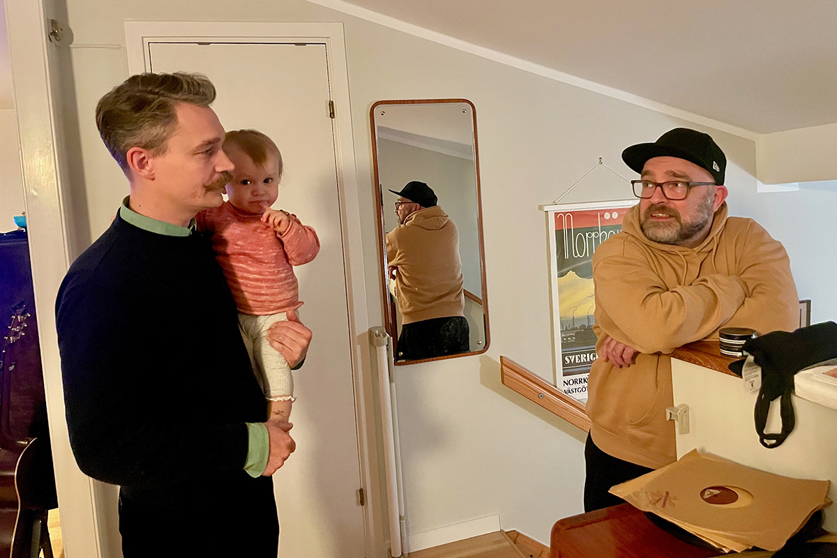 HSB bryter mot den trygghet som hyresgästerna har räknat med, anser Dennis Andersson. Här med dottern Ada och grannen Mathias Andrén.
