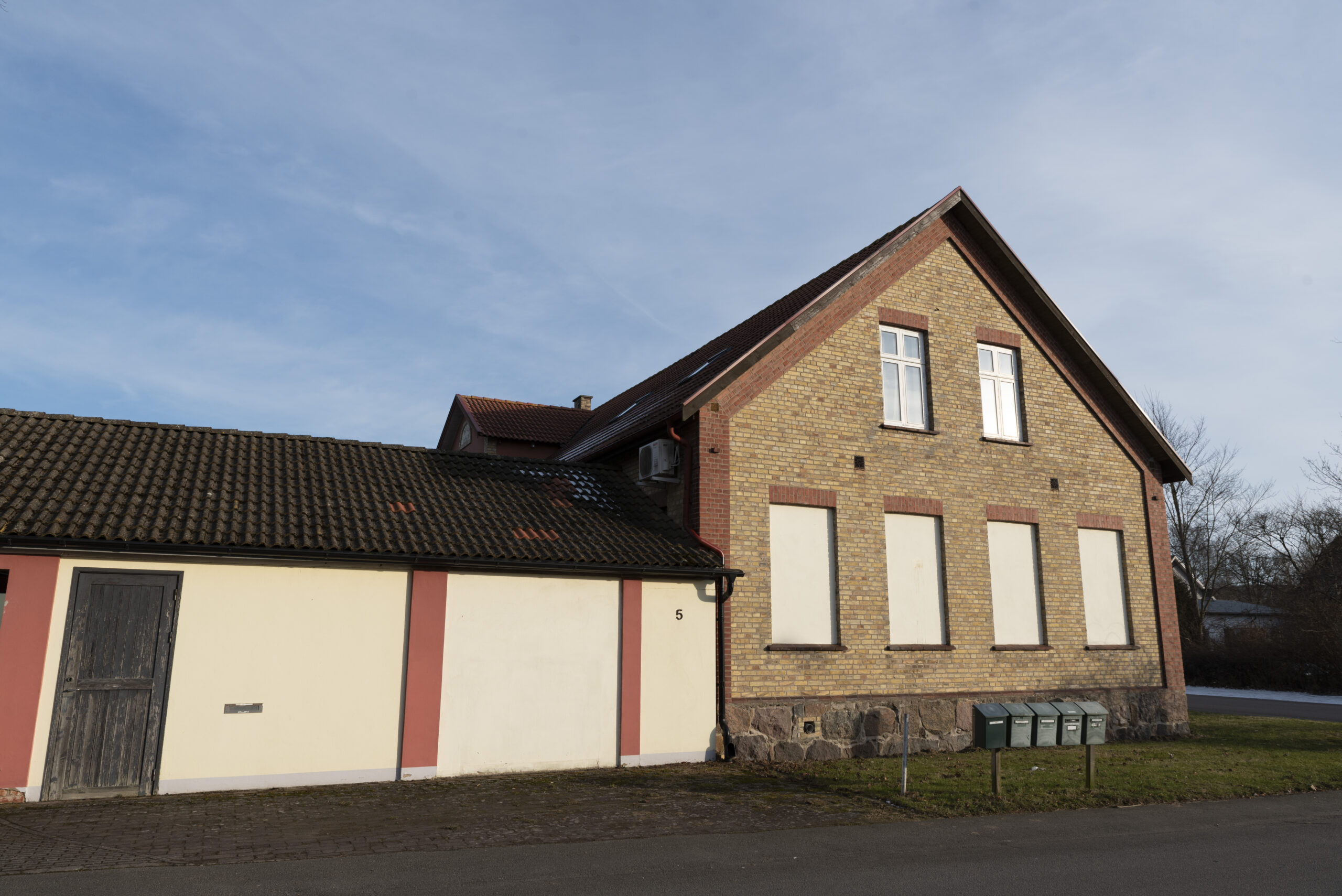 Ett tvåvåningshus i gult tegel.