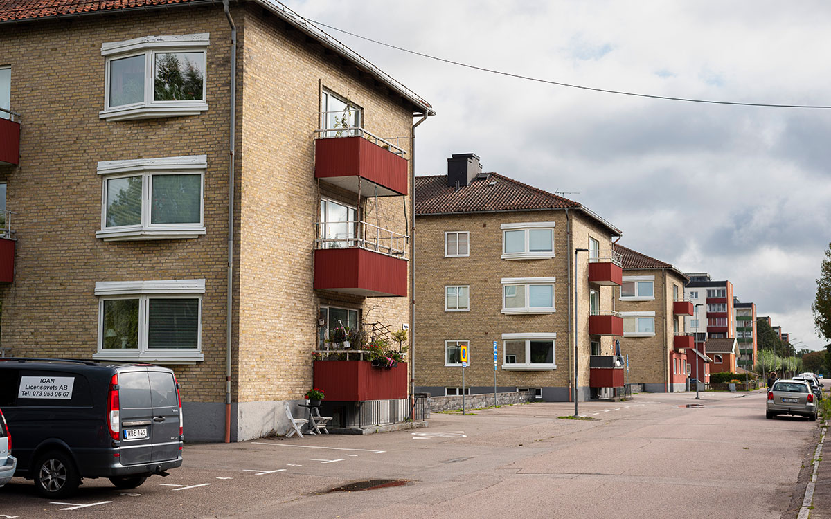 Trevåningshus i gult tegel.