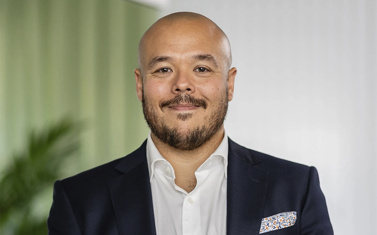 Porträtt på Robert Sandberg från Ockelbogårdar i mörkblå kavaj med mönstrad näsduk i bröstfickan och vit skjorta, rakat huvud och mörk kortklippt mustasch + skägg. Ockelbogårdar har börjat ta betalat för el och vatten på Marstrandsvägen över en viss förbrukningsnivå. För vissa hyresgäster handlar det om många tusenlappar per år.