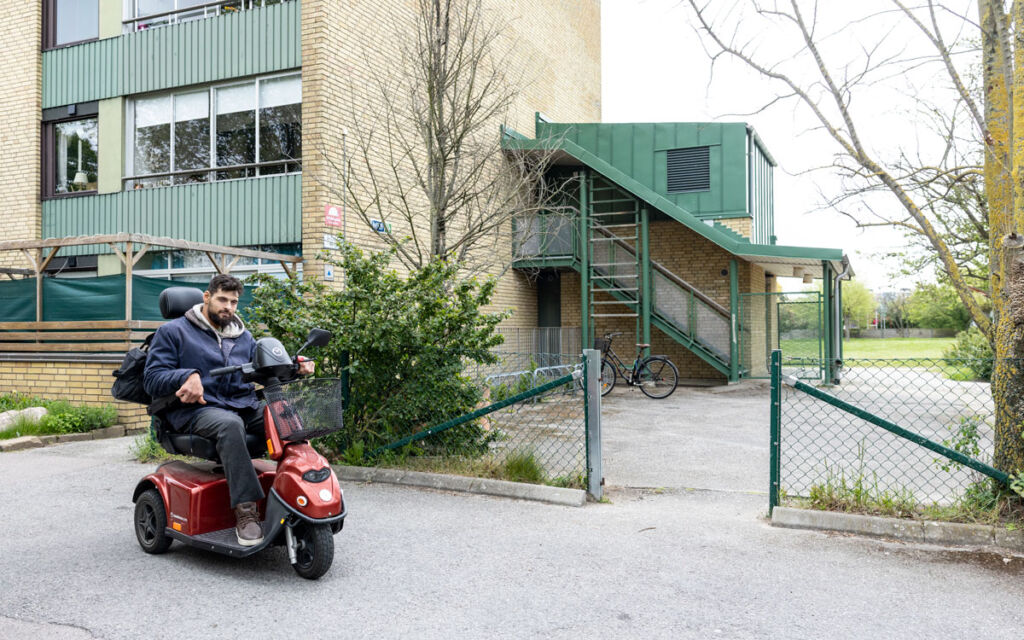 250512adammellouk_6 På grund av sin cp-skada tar Adam Mellouk sig fram på permobil.