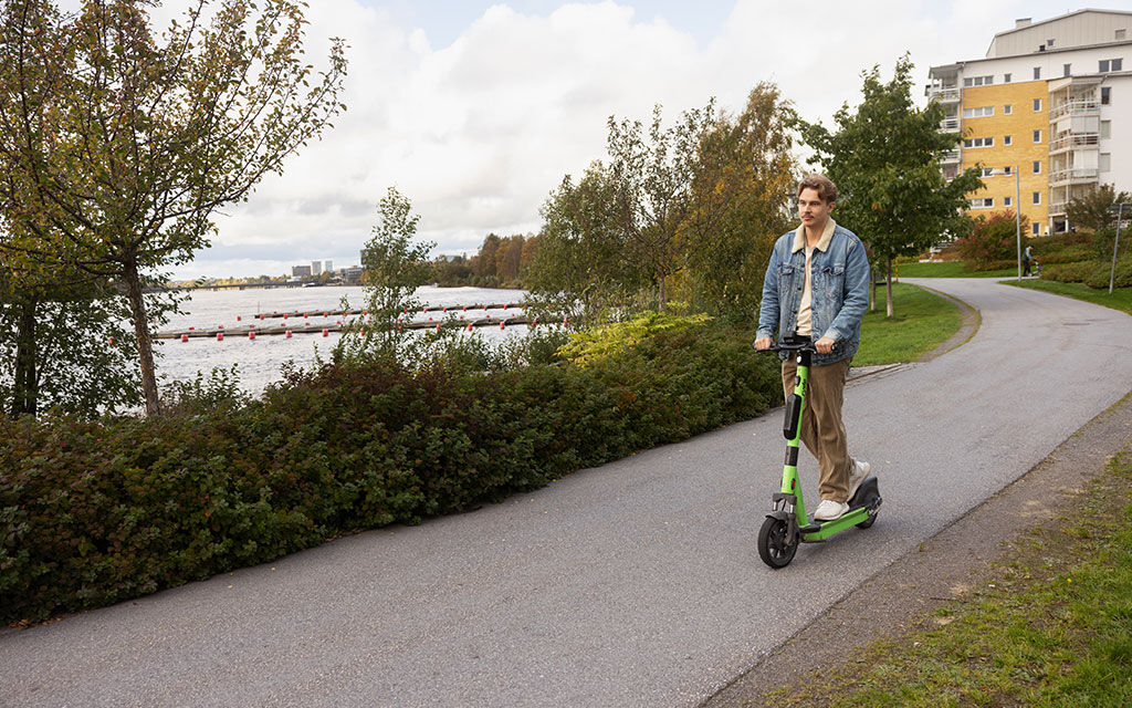 Albin åker ofta elsparkcykel till och från jobbet i centrala Umeå.