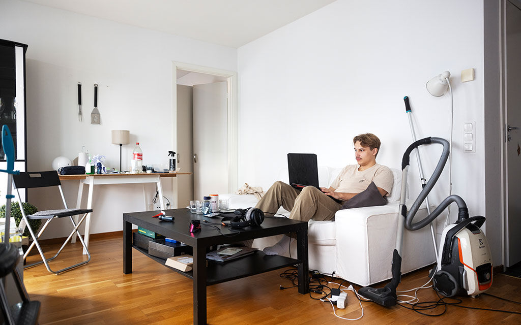 Albin sitter i sitt rum.