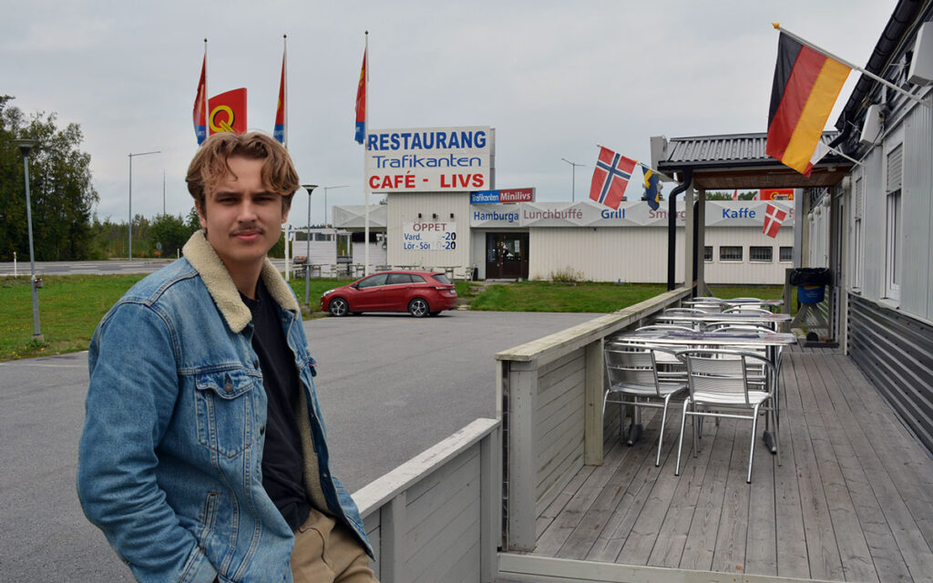 Albin utanför motellet där han bodde efter att han blev bostadslös.