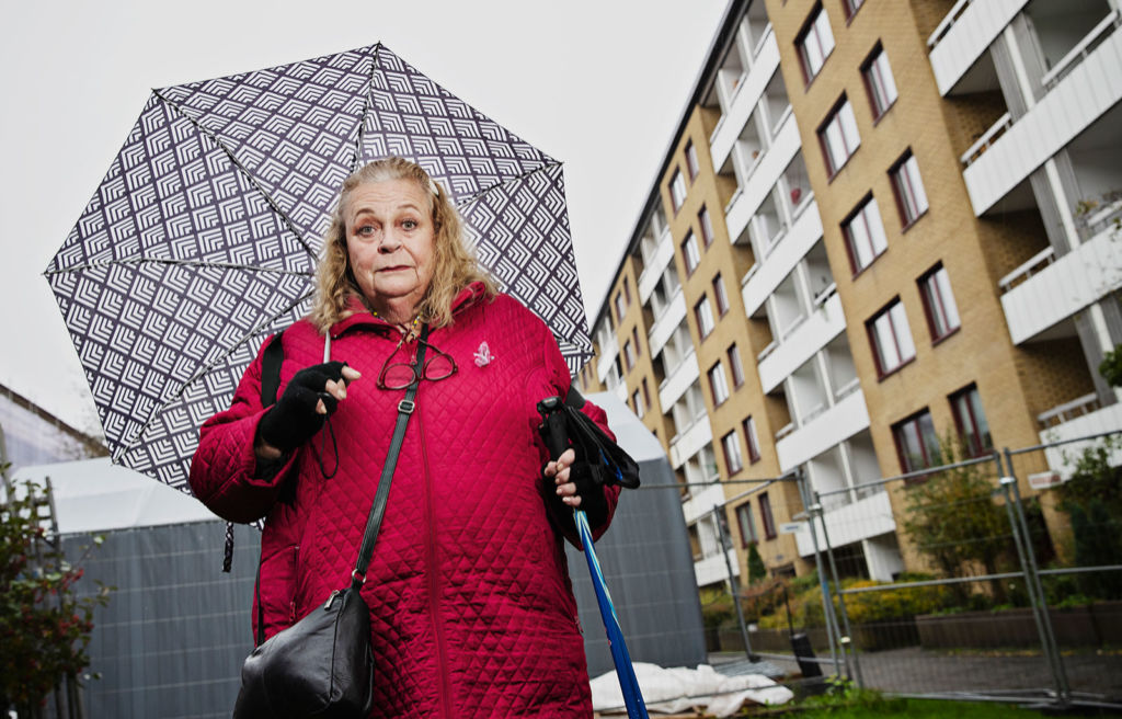 Anja Almén med paraply i regnet på Övre Husargatan.