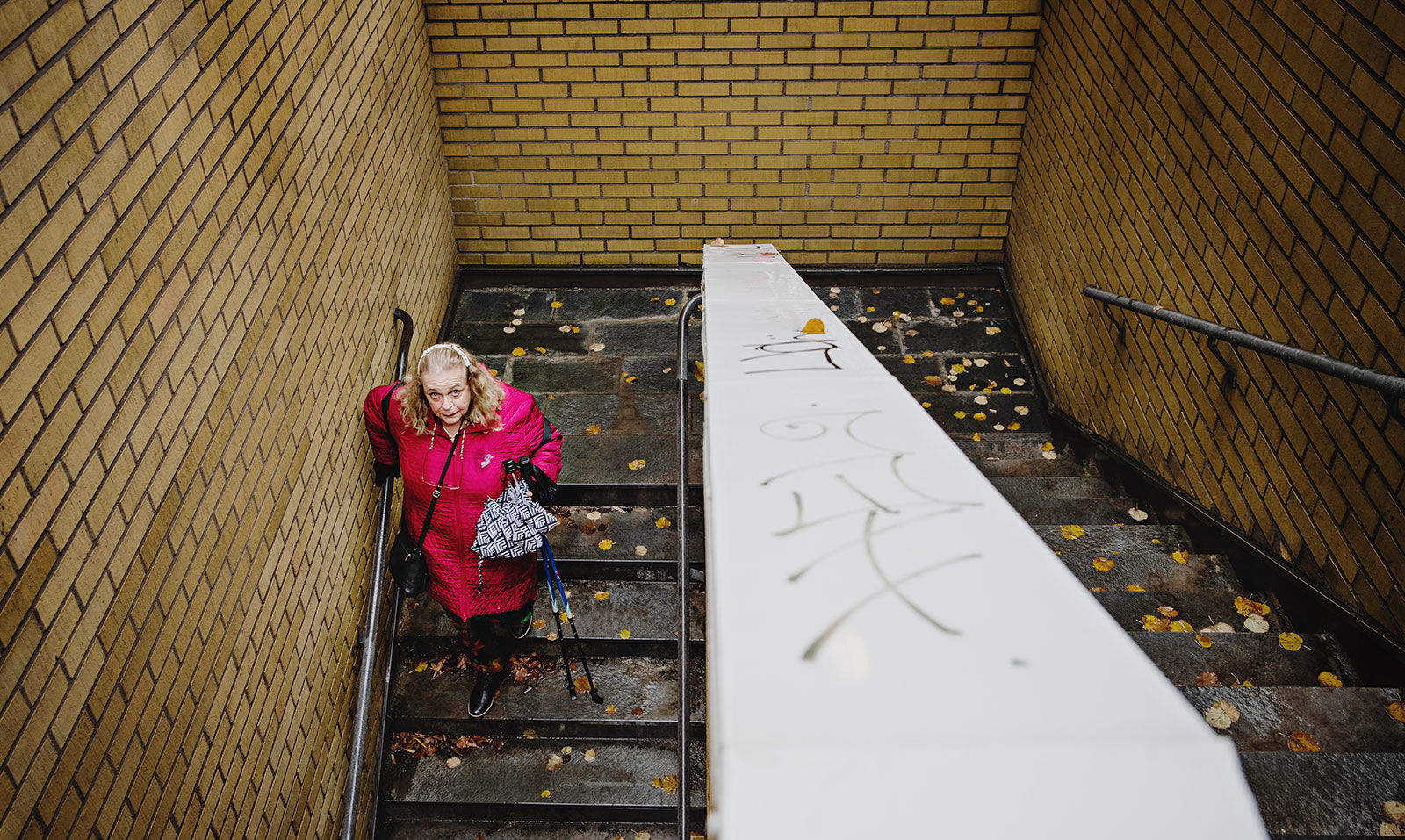 Anja Almén går i trappan vid Övre Husargatan.