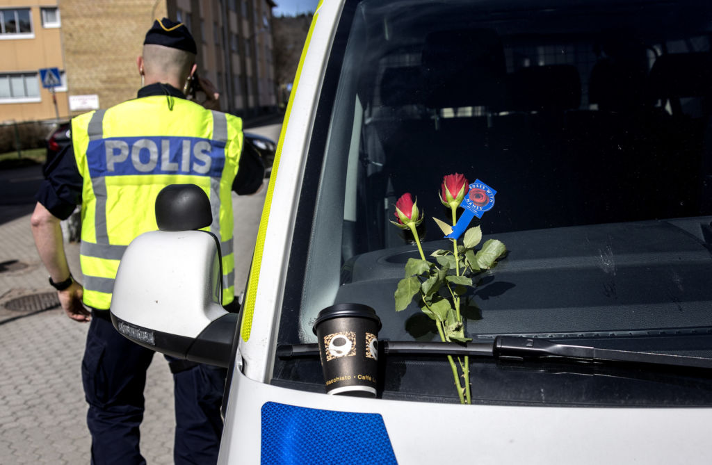 När den danske politikern Rasmus Paludan skulle komma till Norrby genomförde Norrbyborna en lugn motdemonstration och gav poliserna rosor.
