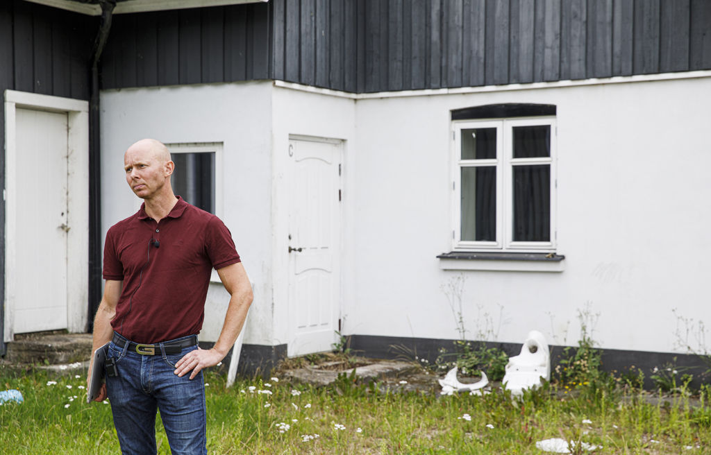 Bjarke Laustsen vid fastigheten i skånska Ekeby.