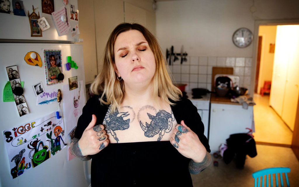 Charlotta Björck visar sina tatueringar