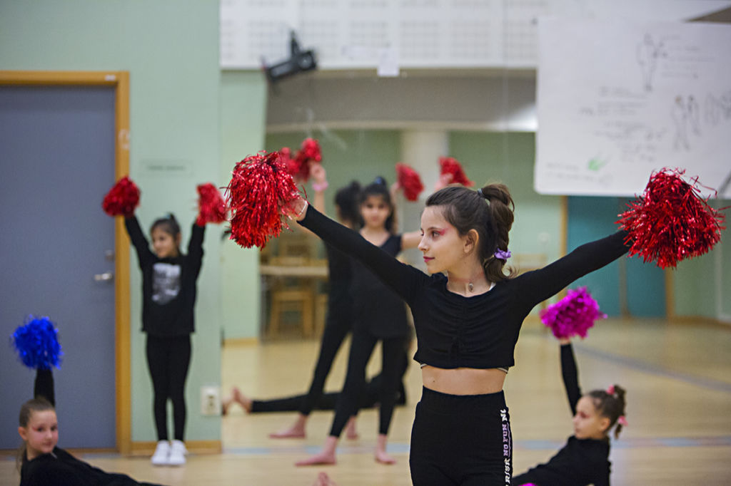 Cheerleading på Lövgärdesskolan efter lektionstid.