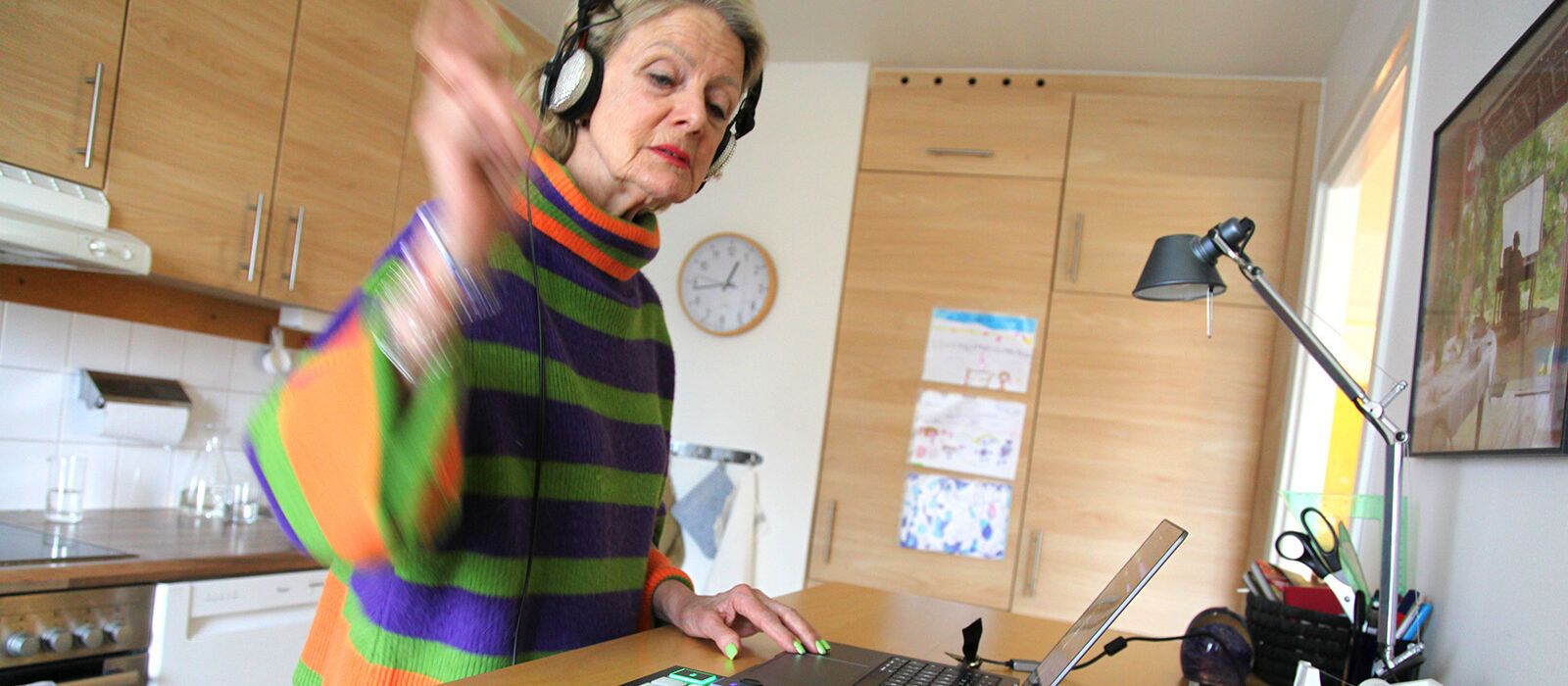 Kampirni siking Yarim yalangoch kokraklari bilan jozibali pozalarda qiz