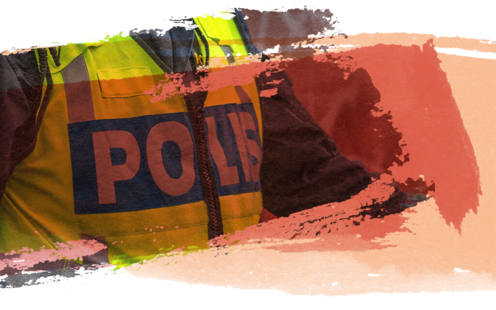 Bild på en polis där bara en del av överkroppen syns. Personen bär en gul väst där det står 