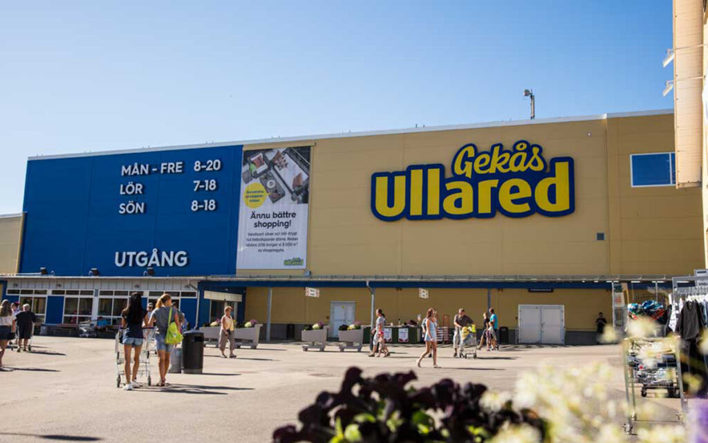 Ett stort varuhus i gult och blått. Det står 