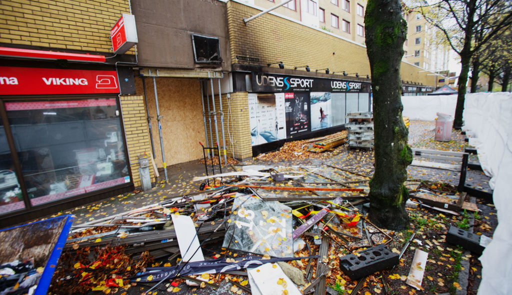 Trasiga brädor och förödelse utanför Övre Husargatan.