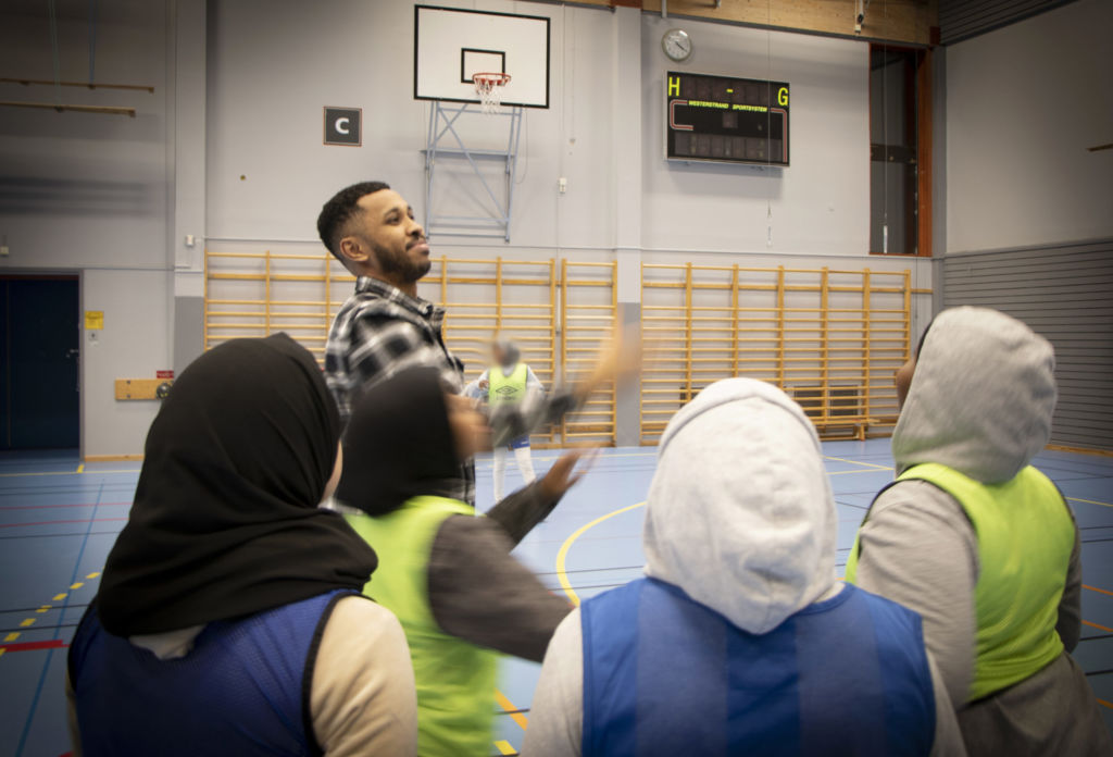 Maahir Cumar och tjejerna på Tjejfotbolllen på Norrby i Borås.