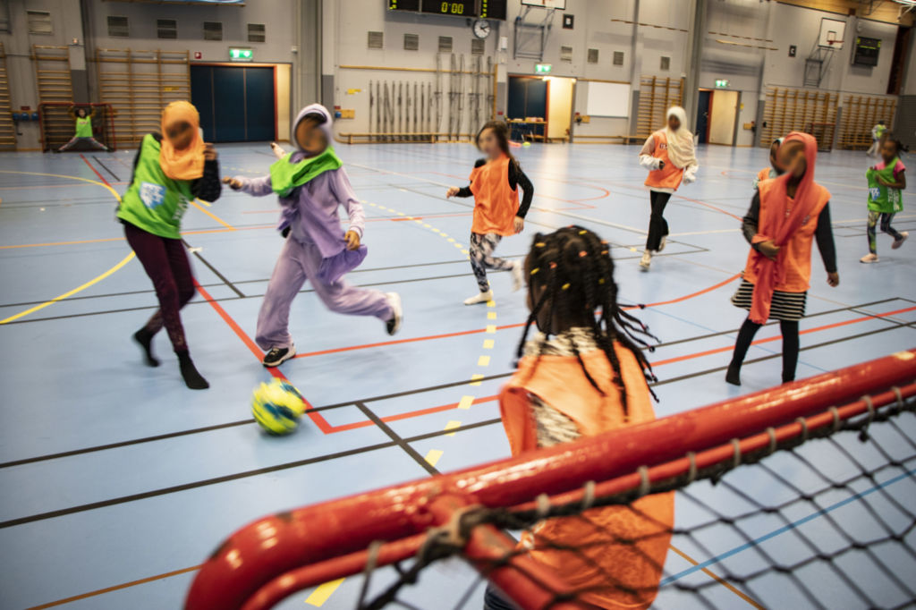 Varje torsdag eftermiddag samlas omkring 25 tjejer i Almåshallen på Norrby för att spela fotboll.