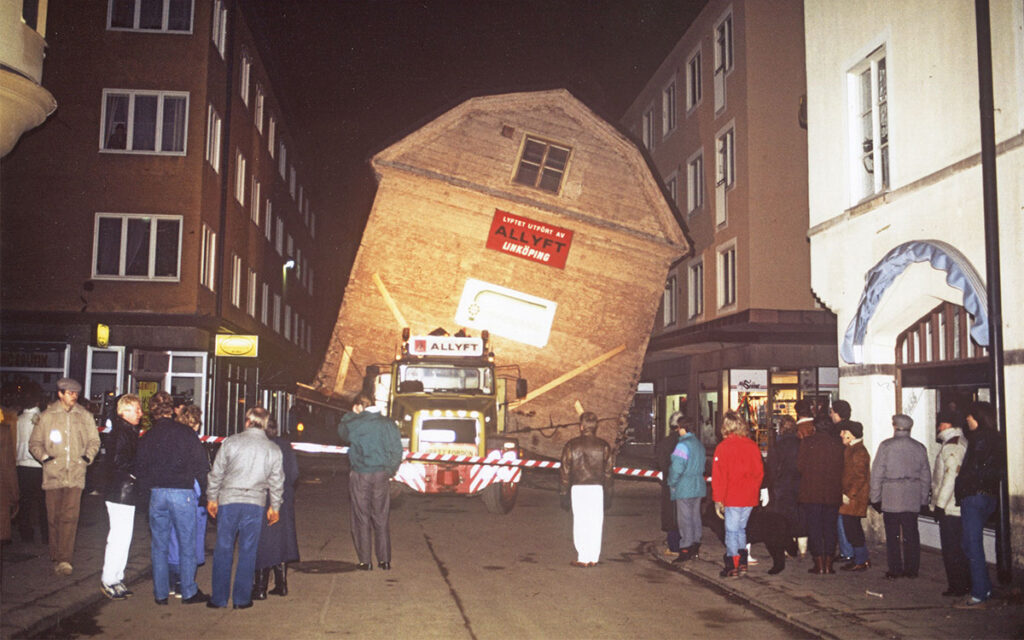 När Wallenbergska gården skulle flyttas gick det snett. Bilden kommer från Gamla Linköpings samlingar.