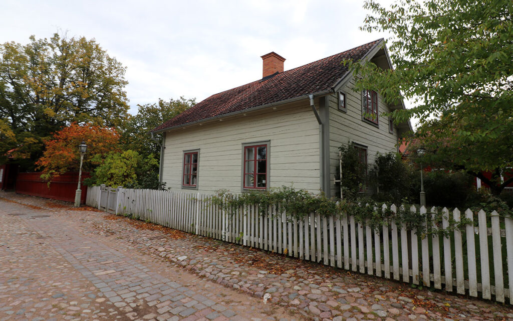 Efter 18 år i kö kunde Ingrid och Lasse flytta in i Skräddare Svahns hus. Det byggdes 1880 och flyttades till Gamla Linköping drygt 100 år senare.