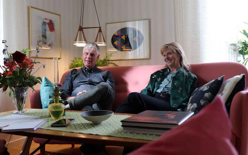 Det har hänt att Lasse och Ingrid tycker att de speciella regler som gäller hyresgästerna i det här området går för långt. Men överlag tycker de att reglerna är bra, eftersom de bidrar till områdets karaktär.