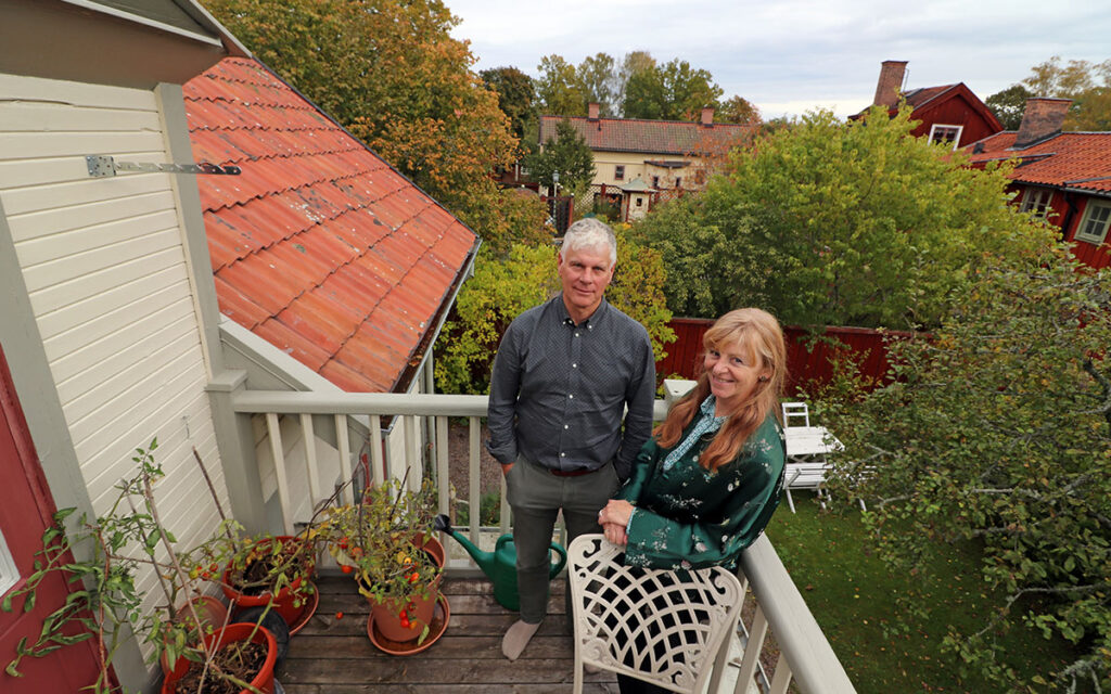 Balkongen är husets bästa plats, tycker Lasse och Ingrid. Här äter de frukost på sommaren.