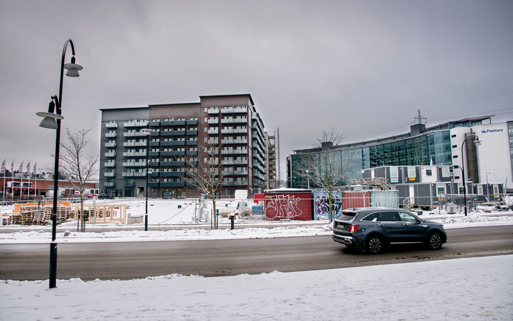 På Södra Häggviksvägen har ett kvarter med 449 små lägenheter byggts framför kommunhuset.