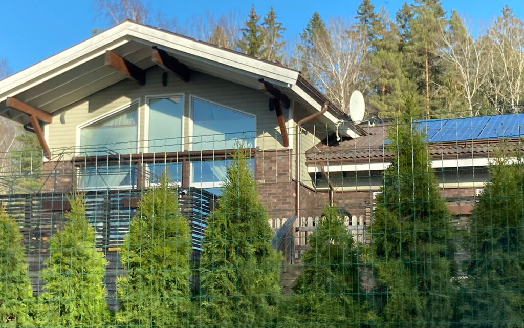 Halvmiljardshärvan 55-åringen i penningtvätthärvan äger en fastighet i Vidja två kilometer från Swedish space corporations anläggning. Huset skyms av höga tujahäckar och skyddas av ett ogenomträngligt stängsel. Där har ett ryskt pars företag varit skrivet – ett bolag som Totalförsvarets forskningsinstitut, FOI, pekat ut för det ryska ägandet.
