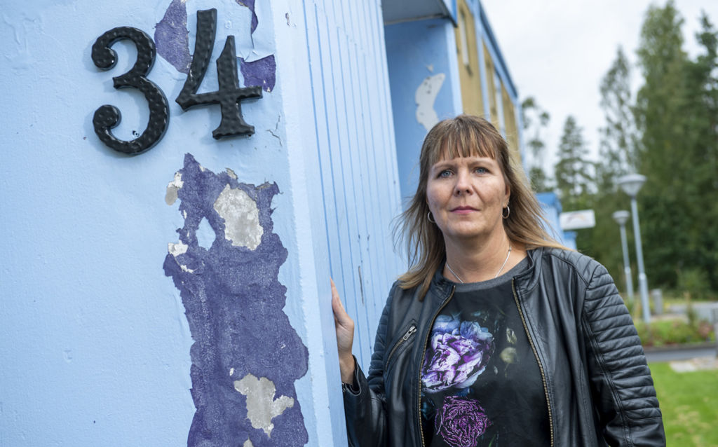 Vd:n Helena Grybäck Svensson vid de slitna bostäderna.