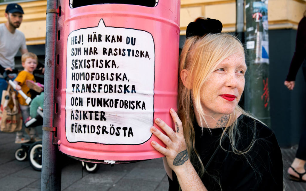 Jessica Hallbäcks rosa papperskorg står på Möllan i Malmö.