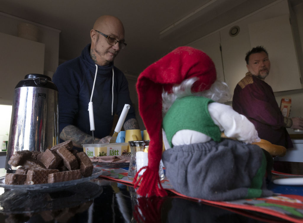 Palle Lindberg och Morgan Norman Frank dukar upp julbordet, med lax, hembakt bröd och andra godsaker.