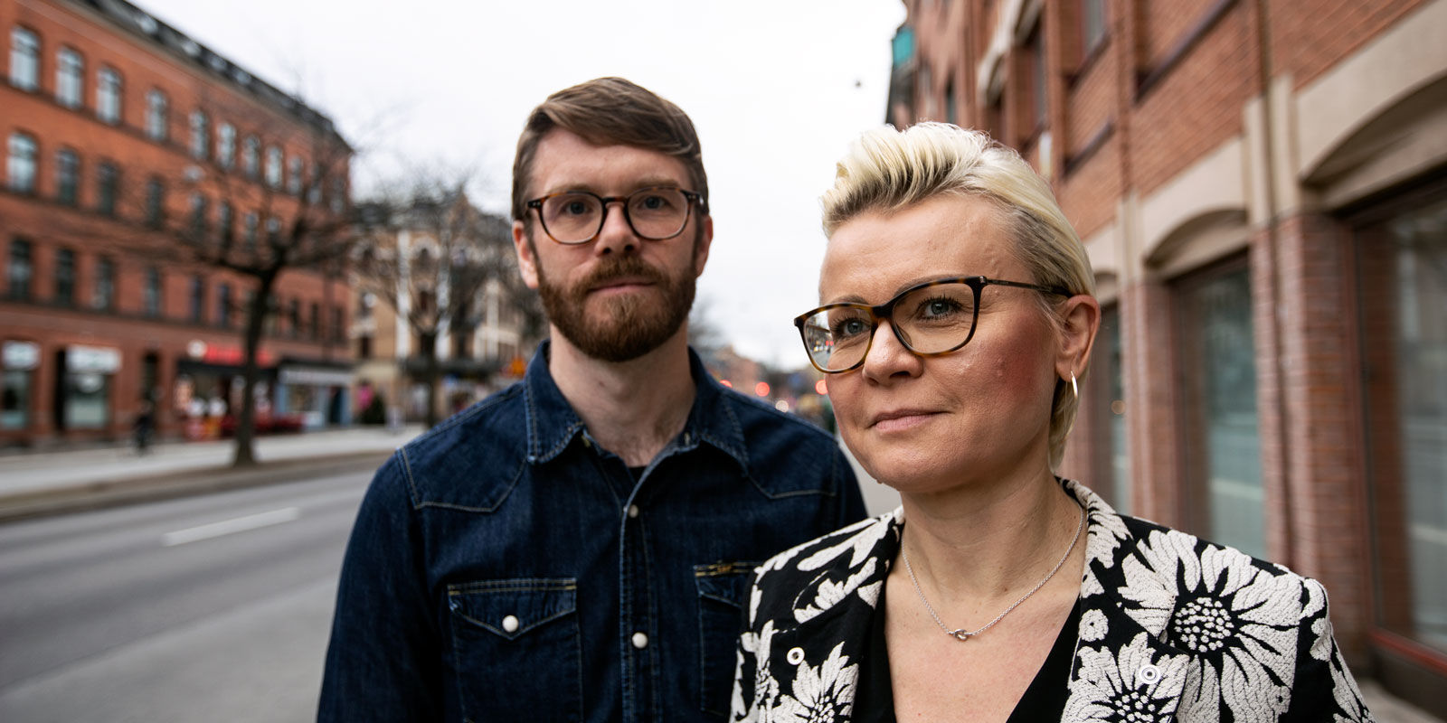 Simon Alskans, enhetschef, och Aleksandra Nattlund Palmén, stadsjurist. Båda arbetar på miljöförvaltningen.