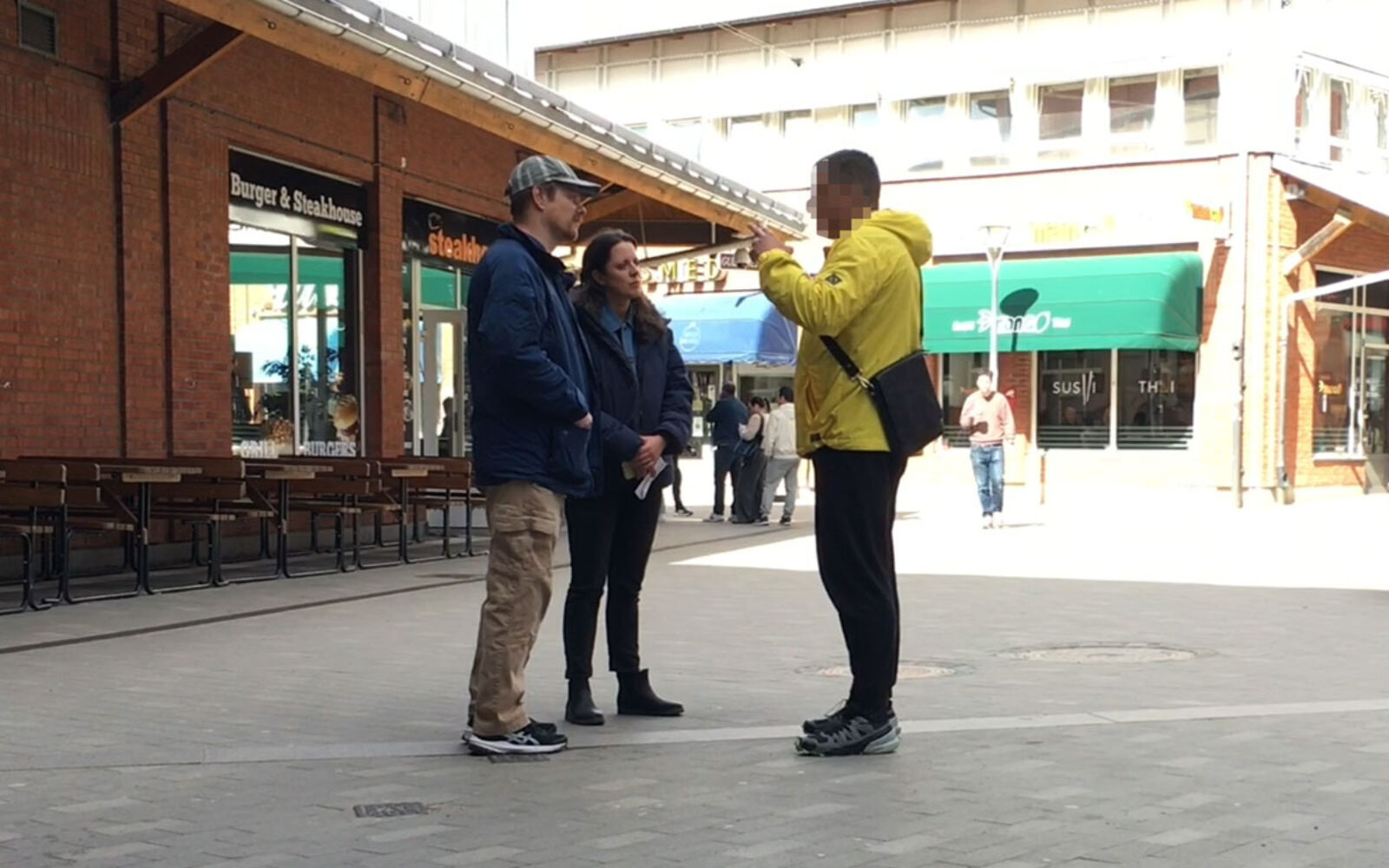 Konfrontationen Vi träffar adressförsäljaren på ett torg i Huddinge. Han känns direkt igen från bilder från sociala medier och klipp från ukrainsk tv.