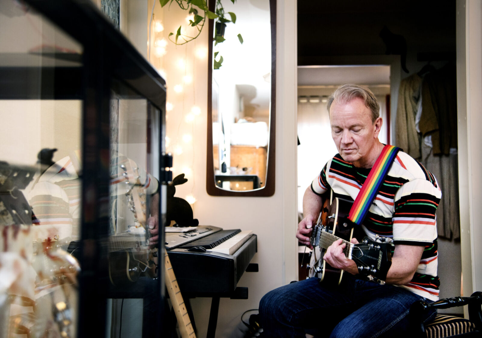 Mårten Sandén gillar fina gitarrer, men kan inte tillåta sig att ha lika många som under tiden när han spelade in musik som mest.