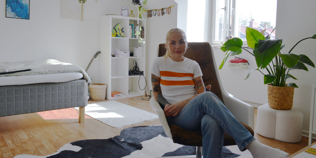 Moa-Märta Egholt i sitt vardagsrum.