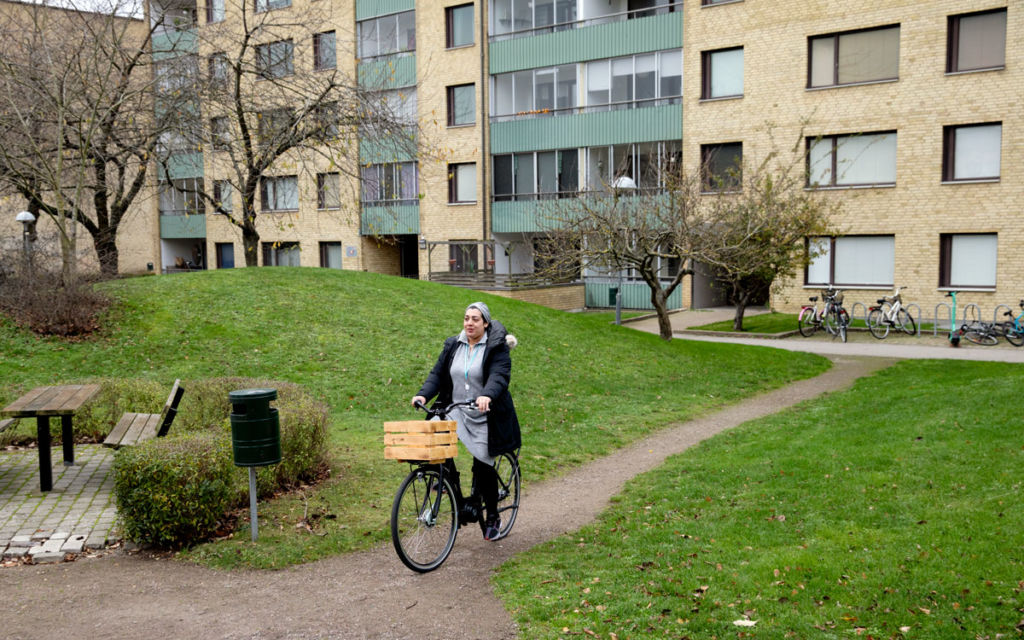 Mouna Benlemalem cyklar mellan MKB:s områden i Malmö.