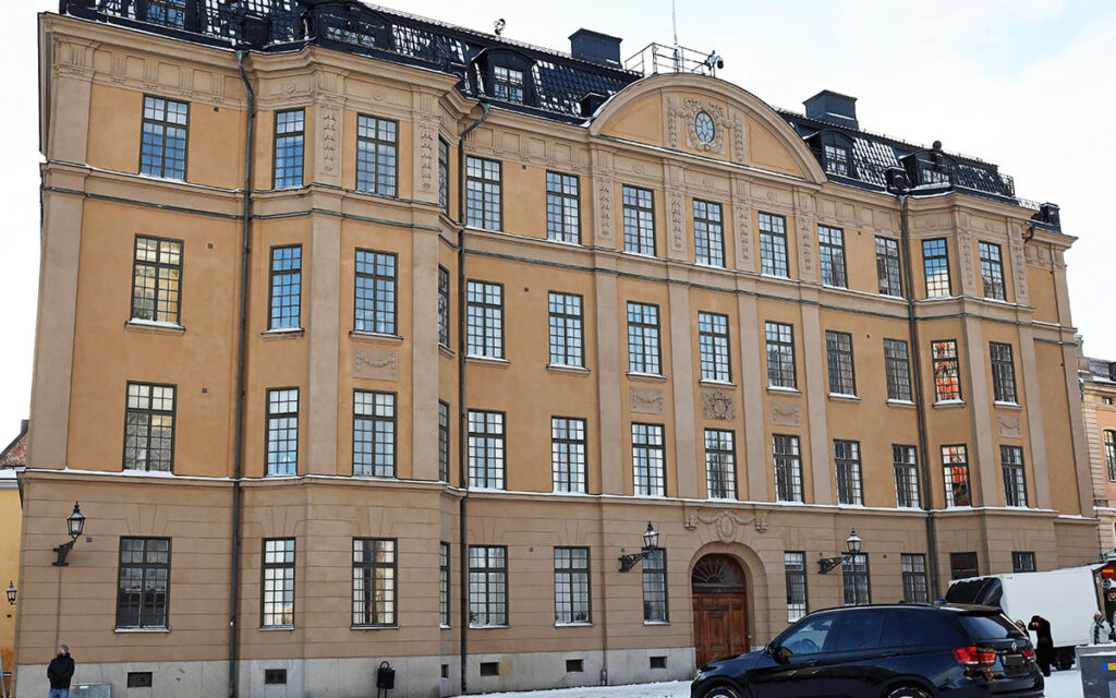 På Slottsbacken i Gamla stan finns lägenheter som kungahuset har kontroll över.