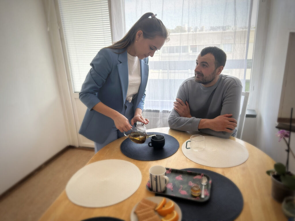 Tania och Yurii i sin andrahandslägenhet, som de hittade med hjälp av en tolk.