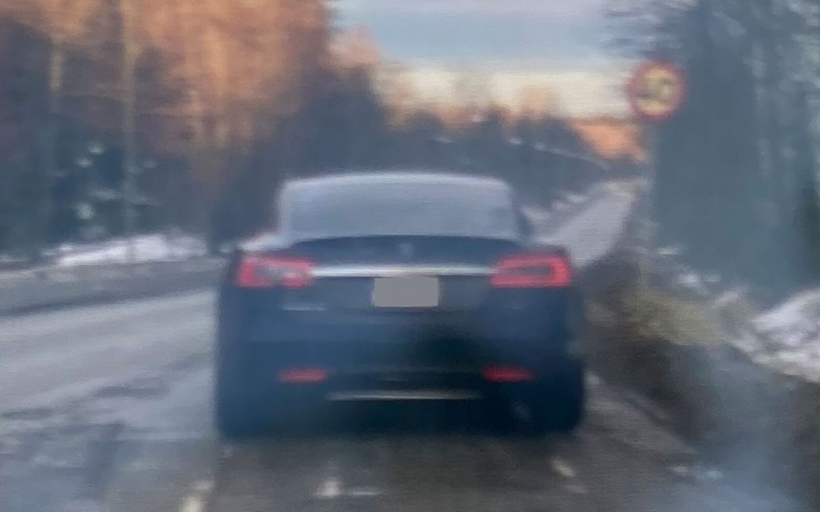 teslan2 Vi får fler ledtrådar om adressförsäljaren. Allt pekar på att han är en 47-årig, rysktalande man. Han rör sig i Vidja – och han kör den mörka teslan.