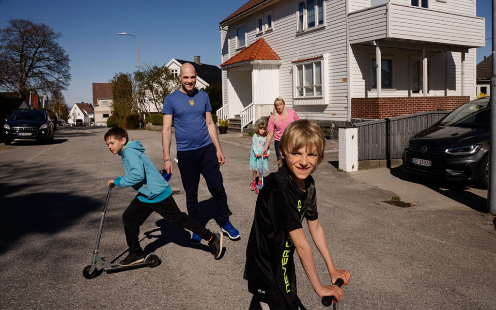 Familjen Bashyn utanför huset där de bor i Stavanger.