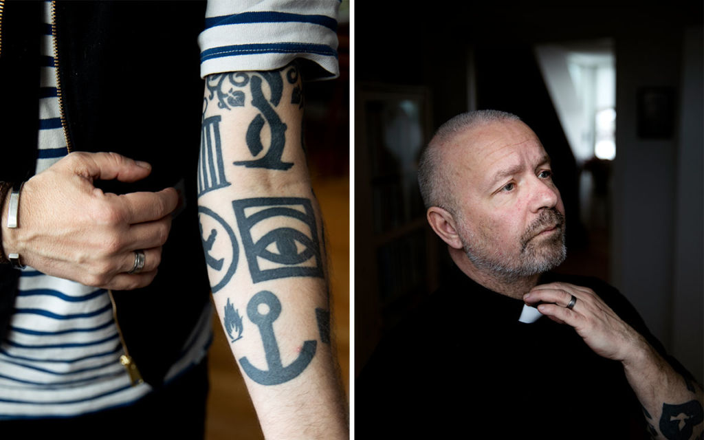 Kent Wisti och hans vänstra arm som är fylld med tatueringar.